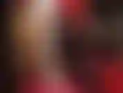 Senhora, vestida de branco sedoso - meia-calça brilhante, salto alto, saia de cetim, blusa e luvas. Tudo é tããão brilhante. A senhora te prendeu em sua teia sexy e brilhante.