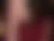 A senhora provoca o pau com seus dedos sensuais envoltos em camadas de meia-calça, antes de prendê-lo entre suas coxas cobertas de náilon.