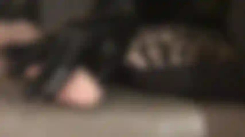 Explorando sua fraqueza por luvas de látex pretas brilhantes - a amante provoca delicadamente seu pênis ereto com seus dedos e coxas de látex elegantes em meia-calça brilhante e botas de couro acima do joelho.