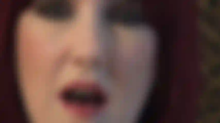 Você não pode resistir a esses olhos penetrantes, lábios brilhantes e língua quente.