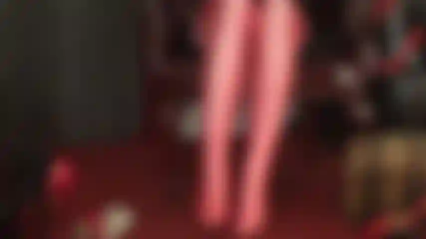 Usando meus pés para drenar seu pau em meias vermelhas e meia-calça de lycra branca brilhante leohex.