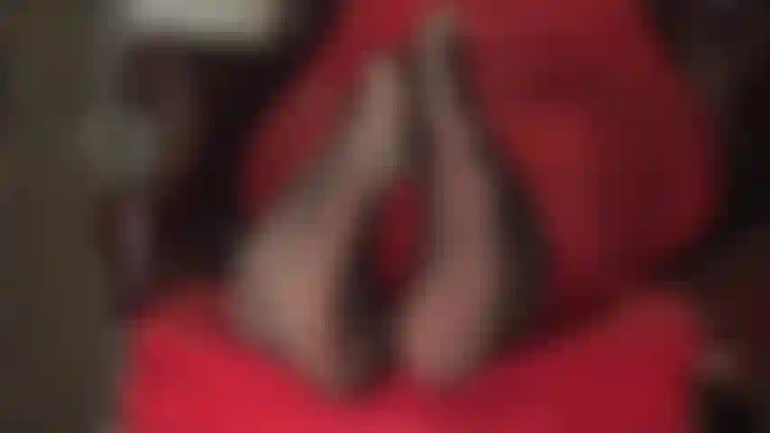 Fetiche por pés - dedos dos pés se mexendo em meias-calças pretas muito transparentes.