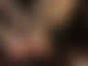 Gozando nos lindos pés da minha amante com unhas pintadas de vermelho. Neste clipe raro, a amante acaricia seus pés com sua cinta-liga preta.