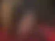 Quanto mais camadas de náilon, melhor! A senhora veste meia-calça e meias brilhantes, junto com uma cinta-liga para provocar sua submissa de náilon.