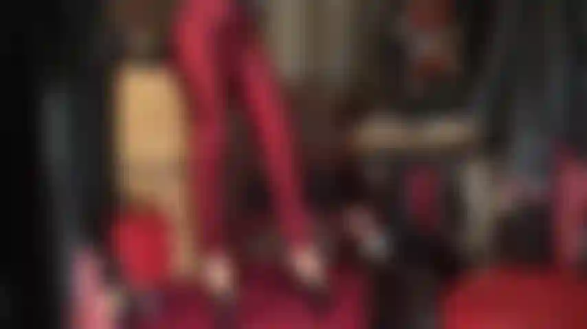 Calça de cetim vermelho escuro e salto plataforma - jeans vermelho brilhante, pvc brilhante e salto plataforma extra alto. Uau!