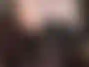 Provocação erótica e sensual com ombros nus, axilas e decote em espartilho de couro preto, pernas e meia-calça preta semi-opaca.