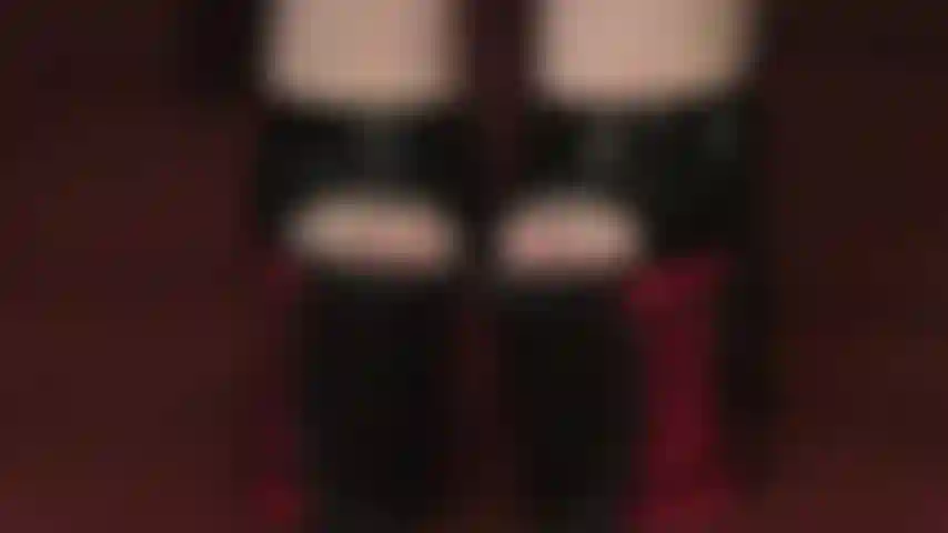 Dedos sensuais em meia-calça nude bem transparente e mules plataforma extremamente altos.