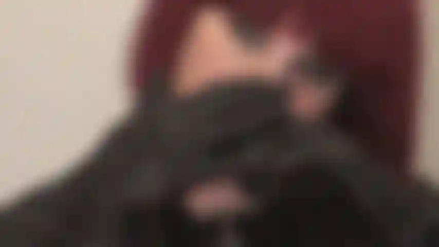 Apaixonada por luvas de couro - vamos chamar isso pelo que é... Uma viciada nas mãos da amante vivian com luvas de couro.