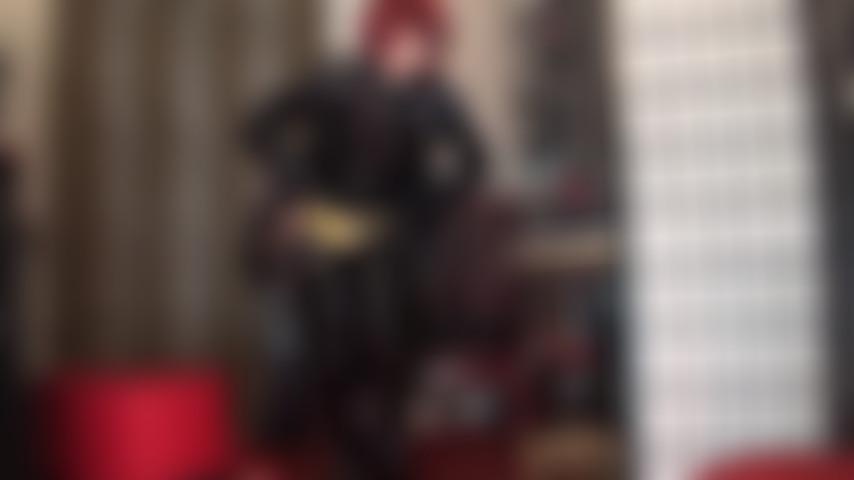 Tanto brilho! Calcinha metálica dourada sobre cinta-liga de 12 tiras e meias de cano alto aparecendo por trás de botas de verniz compridas. Seu pau de escravo aguenta a provocação?