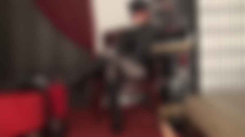 A senhora está linda em sua roupa brilhante e fetichista para você adorar.