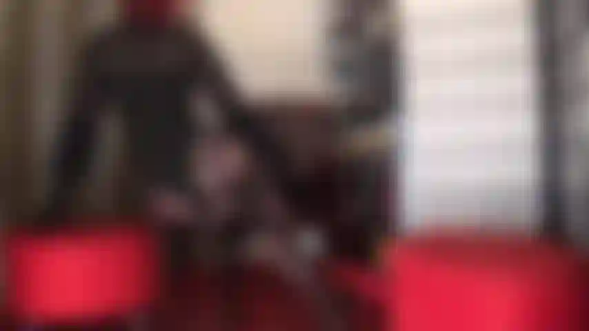 As curvas da mistress são pura arte, oferecendo uma visão traseira de sua bela bunda, quadris e pernas em ligas florais e meia-calça.