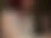 Sedutora em cetim branco sedoso. Estas luvas macias e sensuais estão provocando suavemente seu pau duro e pulsante de escravo.