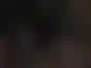 Uma enorme cinta-liga preta acariciada com luvas de látex - a amante está agarrando aquele enorme eixo do pau com um par de luvas pretas, seguidas por luvas de borracha vermelhas.