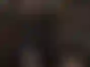 Uso macacão de látex preto, cinta-liga branca e máscara de meia-calça.