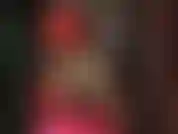 Para os garotos de borracha - a amante de látex está vestida com meias transparentes, saia lápis justa e um top sexy provocando com pernas, bunda e pés em saltos de tiras.