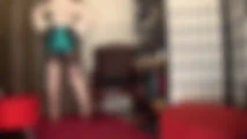 Uau com este short de cetim azul-água brilhante e botas altas de cetim blush acima do joelho. Admire as curvas irresistíveis da sua deusa neste look incrível.