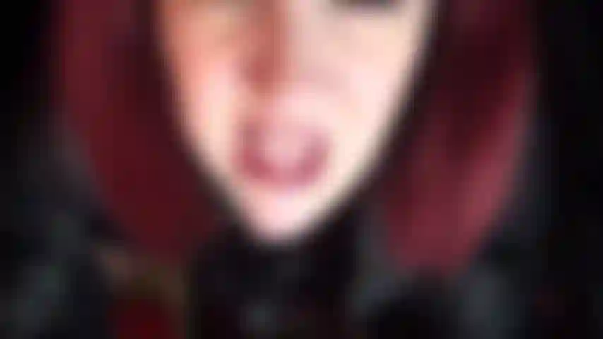 Vou alargar essa sua bucetinha apertadinha. Minha cinta-liga preta gigante é exatamente o que a sua bucetinha precisa. Com bastante cuspe vou enfiar esse pau no seu cuzinho.