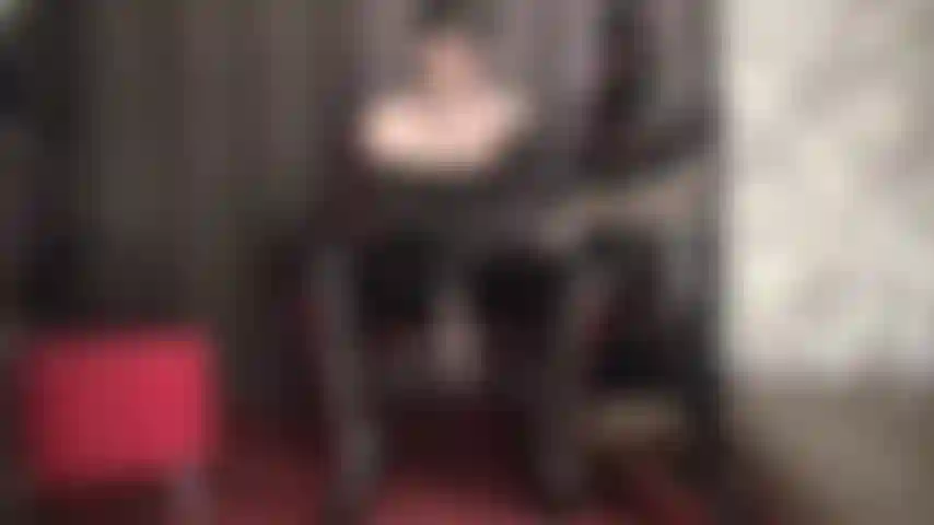 Vestida em couro fino e pvc, a dominatrix saca seus grandes paus para calar a sua boca. (Dominação com strapon, cinto, botas, espartilho, luvas, chapéu de couro, adoração de botas, adoração de couro).