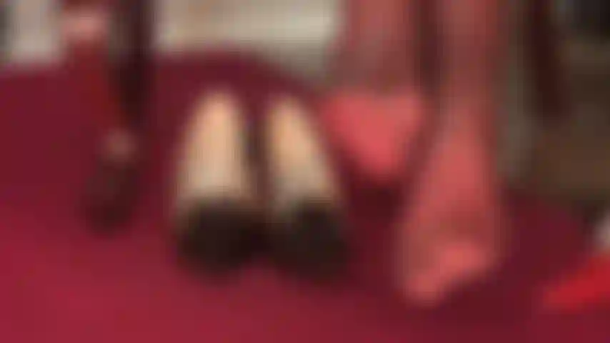 Adoro pés em camadas de náilon vermelho e cinza super brilhantes - tão próximos que você quase consegue sentir o gosto.