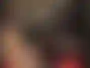 Capuz de borracha quente para completar uma roupa sexy de látex verde-fumaça, saia, blusa e meias.