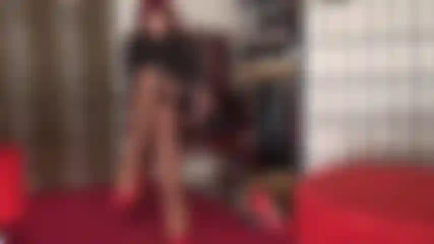 Sedução com meias de seda - a amante vivian sabe que você não consegue tirar os olhos de suas pernas e pés quando eles estão vestidos com camadas de náilon, meias e ligas.