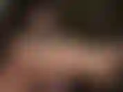 A senhora usa seus pés descalços e brilhantes lubrificados para acariciar um vibrador preto.