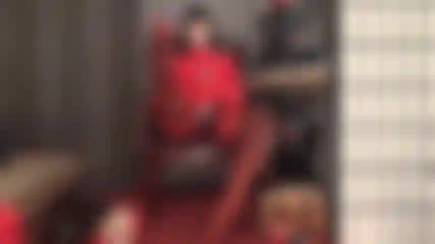 Com cinta-liga e dominação de pés em vermelho e preto - esses pés de meia vermelha têm sua atenção, sinta seu cheiro, lamba-os enquanto eu acaricio meu grande pau e cuspo em sua boca.