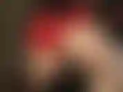 Admiro minha bunda perfeita e redonda em shorts de cetim vermelho brilhante e meia-calça lustrosa, enquanto eu acaricio o esperma do seu pau latejante e alargo seu buraco com um estilete de metal.