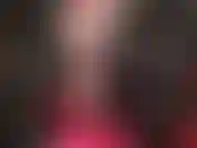 Pernas e bunda gostosas em meia-calça preta transparente - a amante apresenta suas pernas e bunda longas e sensuais cobertas de náilon. Meia-calça preta combinada com vestido vermelho, salto alto e peruca preta.