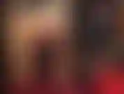 Uso calcinha fio dental preta sobre meia-calça brilhante - adoro meus quadris, pernas e bunda.