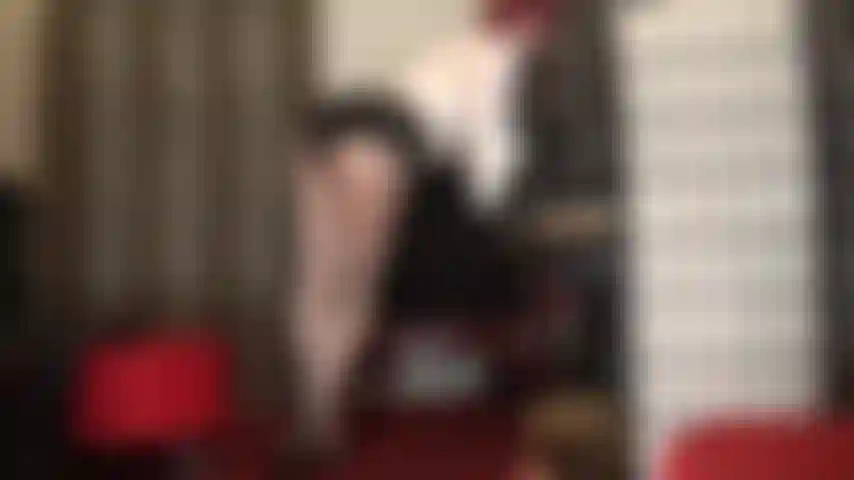 Que provoca o amante das pernas com uma linda meia-calça cinza prateada brilhante e mules de salto alto.