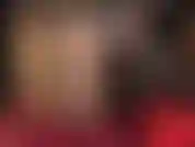 Sexy, lenta e sensual é o jeito que sua deusa provoca, vestida com lingerie de renda, com suas maravilhosas pernas longas em meia-calça e mules de couro sensuais.