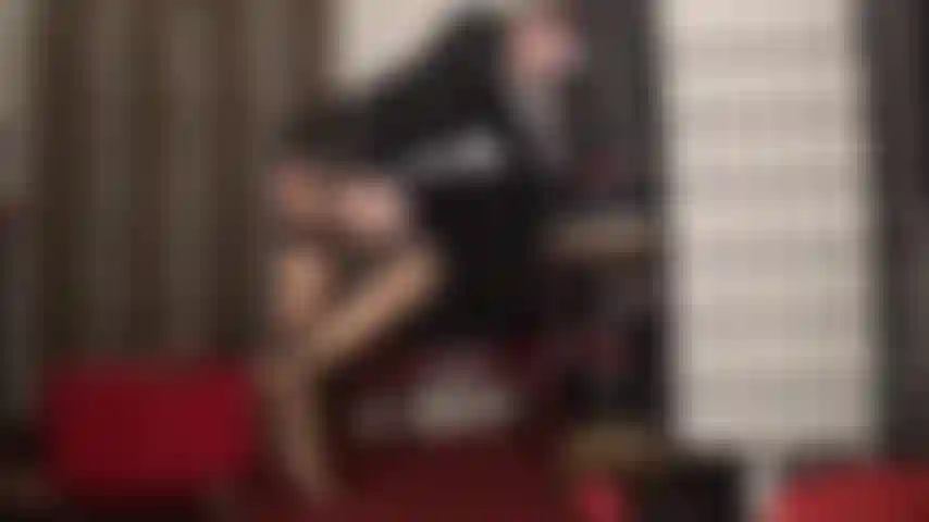 Provocação lenta e sensual com pernas e pés - meias nude super brilhantes, cinta-liga, chinelos vermelhos e dedos mágicos que drenam suas bolas.