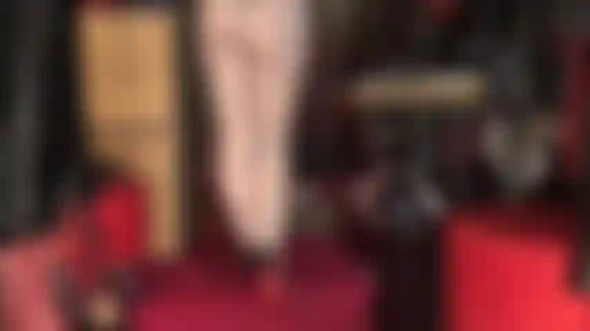 Pernas e bunda irresistíveis em 3 pares de meia-calça brilhante com fio dental por cima.