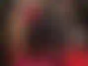 Adoro o corpo com calças de cetim brilhante e botas altas e brilhantes, seguidas de uma punheta com luvas.