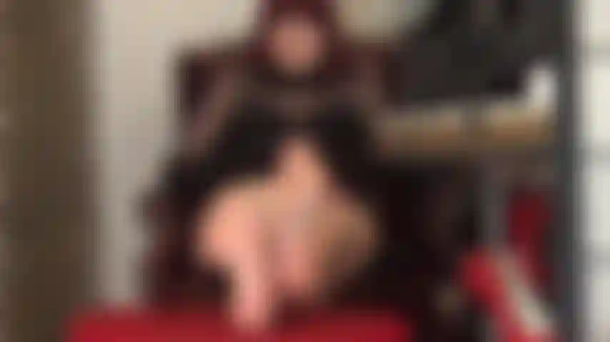 Fetiche por pés - deusa descalça brinca com sua fraqueza por suas solas e dedos perfeitos e nus.