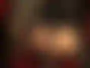 Adoro bunda com uma cinta-liga branca enorme. Veja-me empurrando e provocando com minha bunda ajoelhada em uma cadeira e vestida com meia-calça transparente nude.