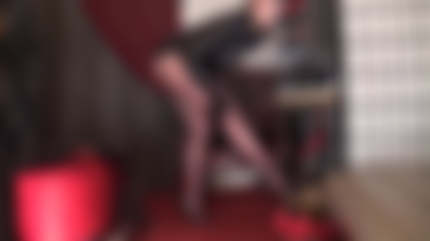 Pernas tão poderosas que você cai de joelhos em admiração, implorando para poder senti-las em uma meia-calça macia marrom café brilhante, até um short sexy.