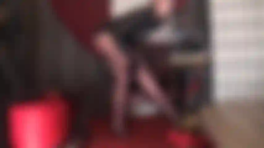 Pernas tão poderosas que você cai de joelhos em admiração, implorando para poder senti-las em uma meia-calça macia marrom café brilhante, até um short sexy.