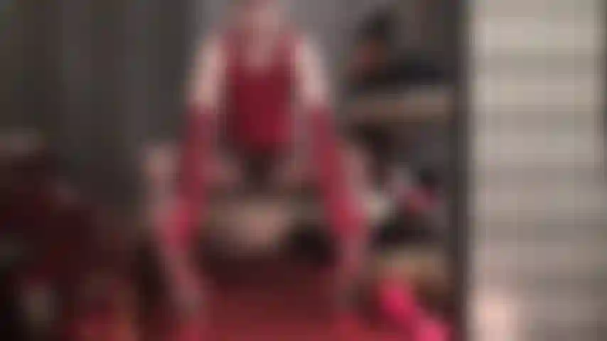 Você é uma amante de meia-calça - suas coxas, suas pernas longas e maravilhosas, seu bumbum provocante, o lindo design com costura traseira da meia-calça, suas nádegas voluptuosas... Simplesmente irresistível!