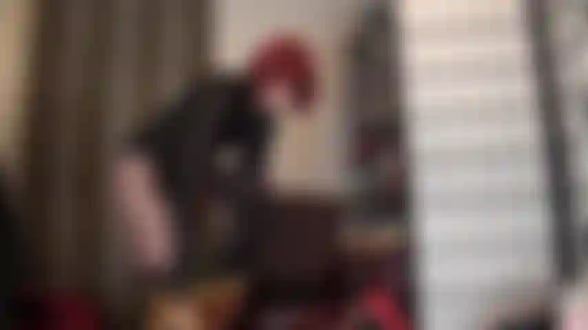 Shorts metálicos dourados e calcinhas de cetim com meia-calça estampada em ligas - a amante tem seu pau pingando por essas calcinhas brilhantes, meias-calças sensuais e luvas de couro.