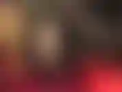Com um vestido de vinil sexy e justo e meias extra brilhantes nas pernas cruzadas, você simplesmente não consegue resistir.