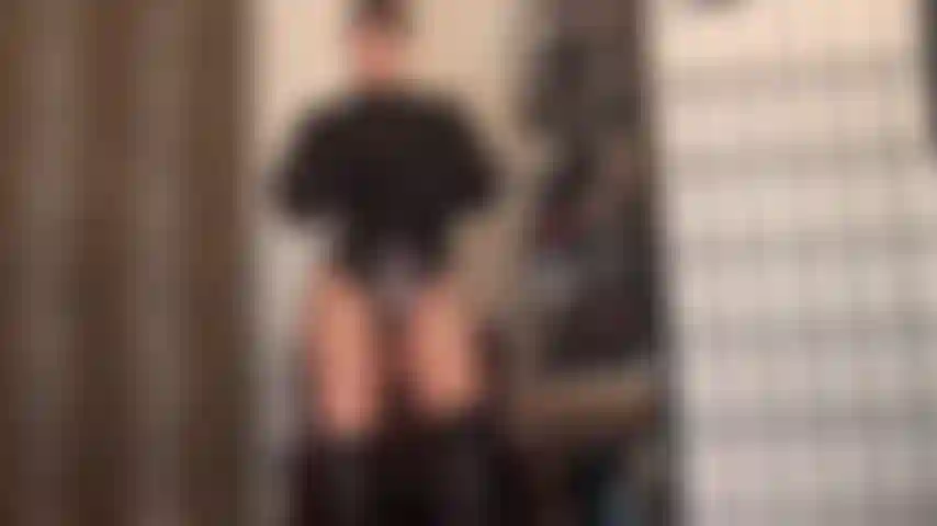 Cabelo curto, roupa sedutora com botas de couro de cano alto e meia-calça nude brilhante. A senhora vivian acaricia seu grande pau branco de 23 centímetros que te faz babar por todo o corpo.