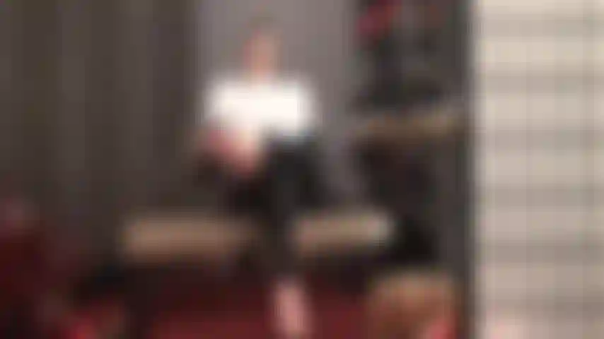 A deusa brilhante provoca com os pés descalços e a brincadeira dos sapatos. Com a perna estendida, o salto alto balançando bem na sua cara. Lamba sua perfeição descalça.