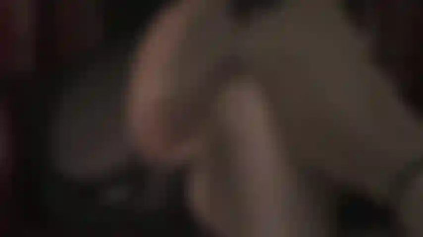 A senhora vivian faz você perder todo o autocontrole com visões de suas pernas em camadas extra brilhantes de meia-calça com brilho oleoso e meias-ligas totalmente modeladas, pernas cruzadas, provocação de náilon nos pés e saltos balançando.