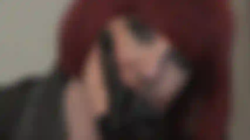 A senhora brinca com seu corpo e mente submissos, alimentando você com cuspe de suas luvas de couro, beliscando e mordendo seus mamilos e enchendo sua boca com salto de bota e bbc...