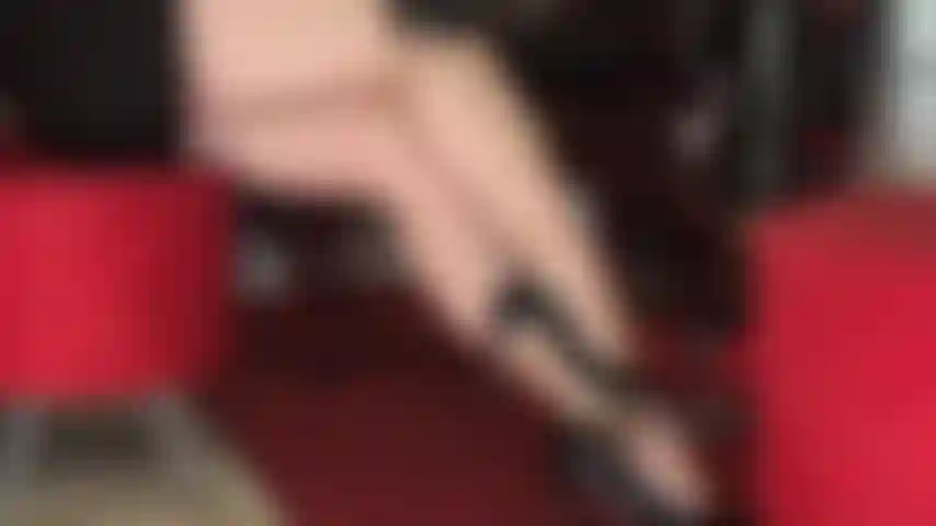 Quase sem costuras, pernas de meia-calça totalmente nuas e adoração aos pés.