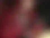 Mão sobre a boca com luvas de couro.