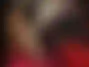 Bebo o saboroso cuspe da sua deusa do látex, adoro seu corpo perfeito em borracha brilhante e apertada.