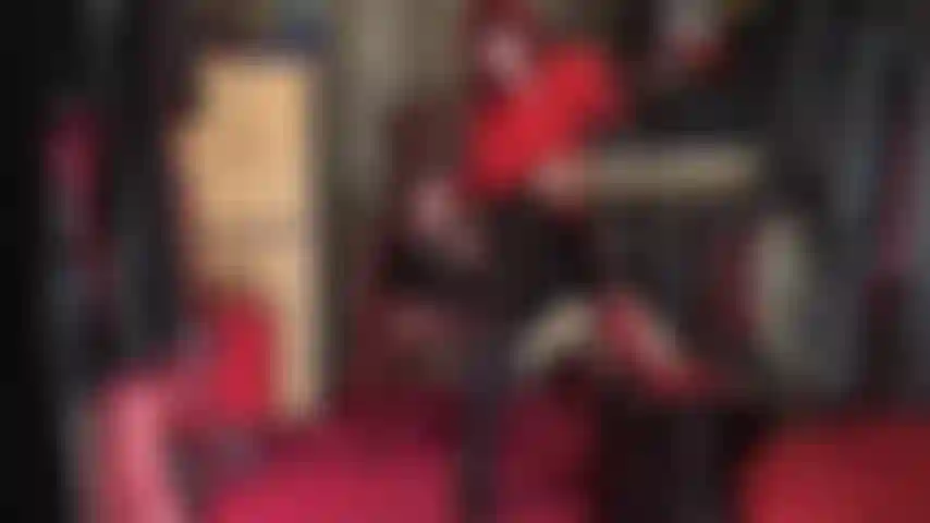 Com pernas e bunda sexy tipo meia-calça.